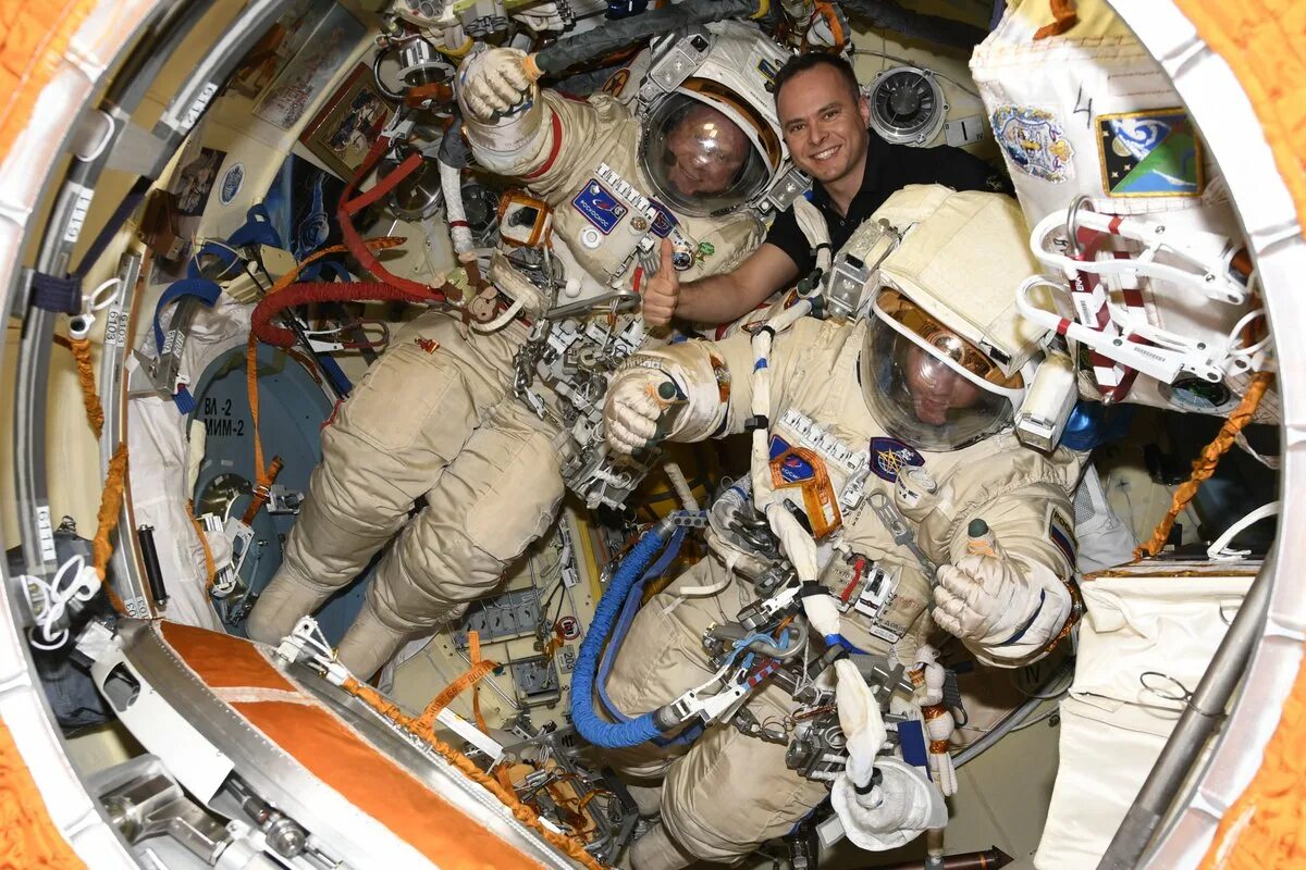 Правда ли что космонавты в космосе. Космонавт МКС Артемьев.