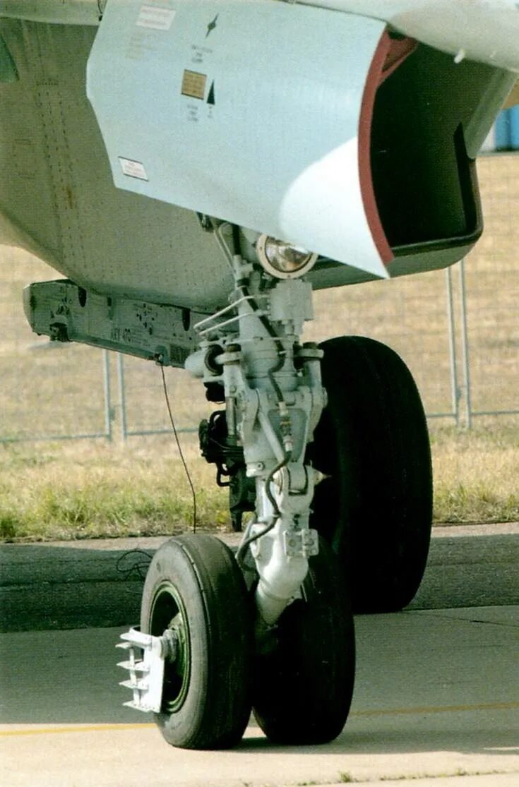 Шасси боинг 777. Су-27 шасси. См шасси. Су-27 шасси. Передняя стойка су-27.