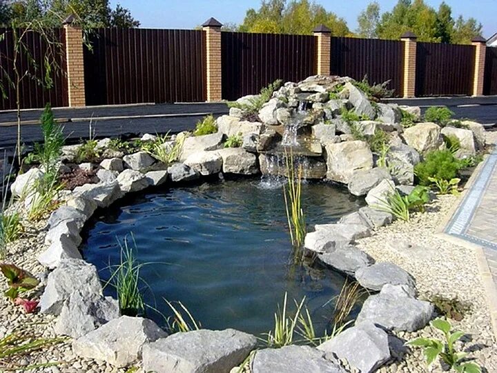 Пруд с водопадом и альпийской горкой. Альпийская горка с прулик ом и водопадом. Декоративный прудик. Декоративные бассейны для ландшафта. Горки водопад