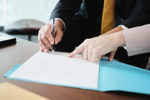 Ведет переговоры и подписывает международные договоры