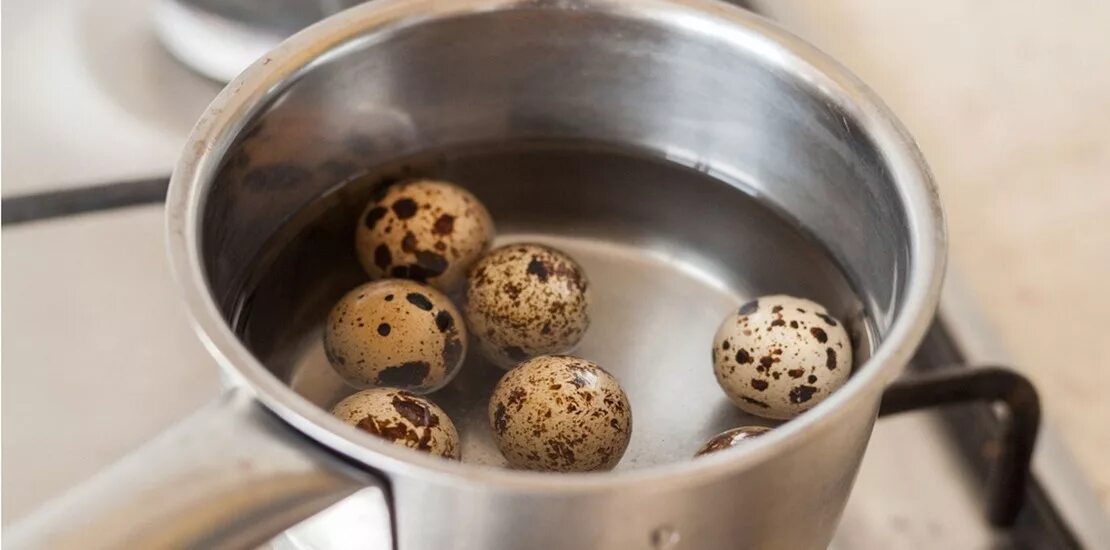 Перепелиные яйца всплыли в холодной воде. Яйца перепелок всплывают. Сколько варить перепелиные яйца. Перепелиные яйца всмятку. Бедана тухум вареный.