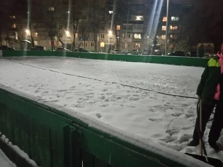 Березка, 10 каток. Чтобы залить каток. Залили каток пивом. Распылитель для заливки катка. Залили каток пивом.