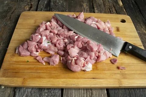 Как нарезать мясо свинины