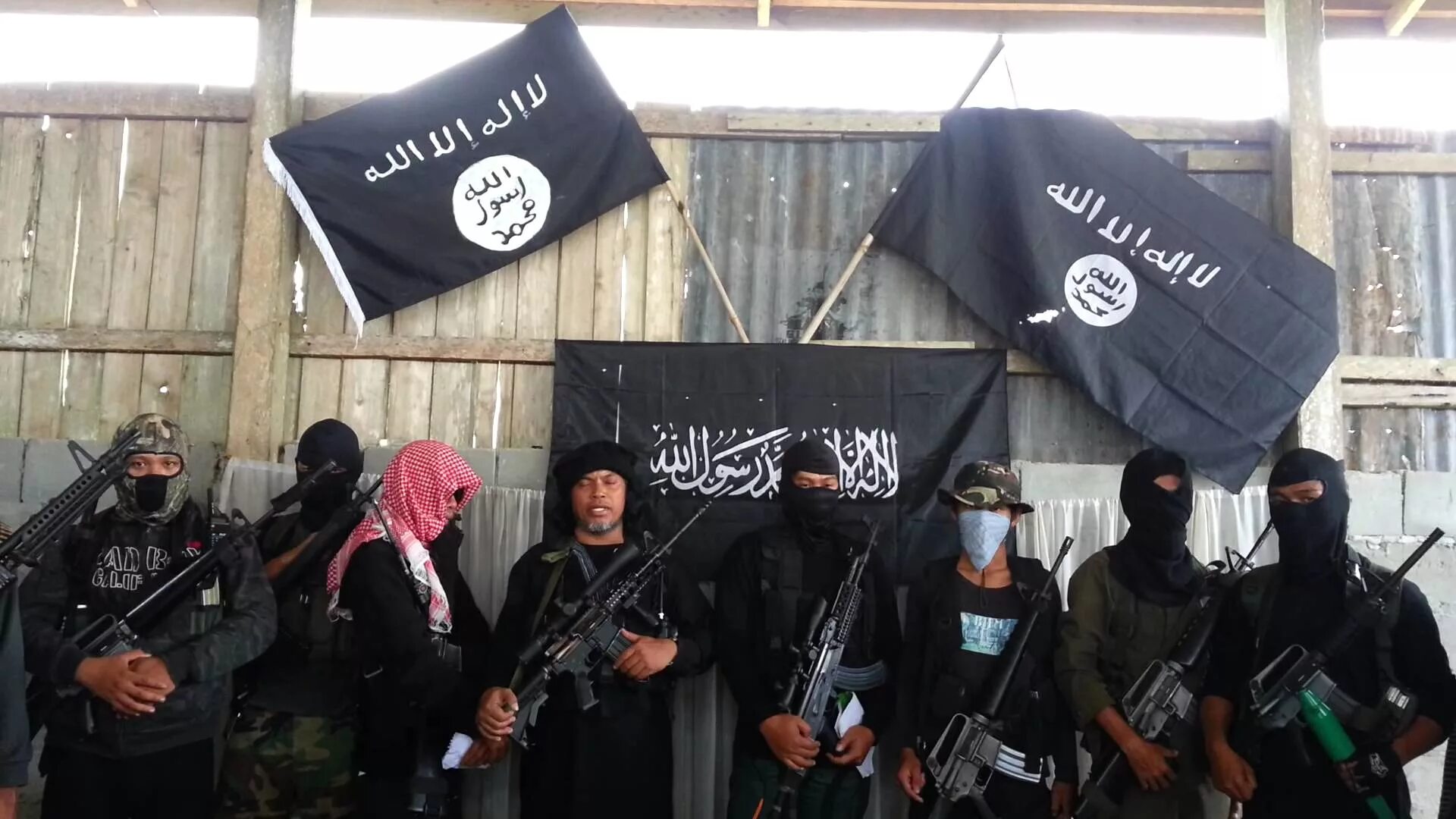 Фото террористов на фоне флага игил. Аль Каида флаг. Флаг террористической группировки «Исламское государство. Флаг исламских террористов. Флаг ИГИЛ.