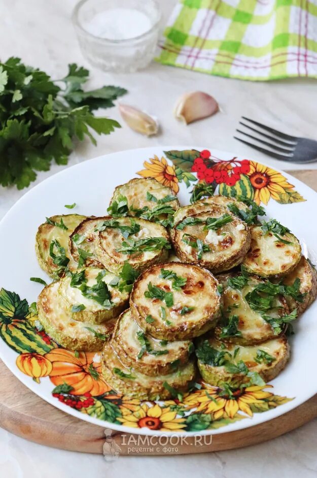 Кабачки с чесноком. Кабачки цукини жареные. Кабачки пожарить рецепты с фото. Кабачки жареные с сыром. Кабачки жареные на сковороде.