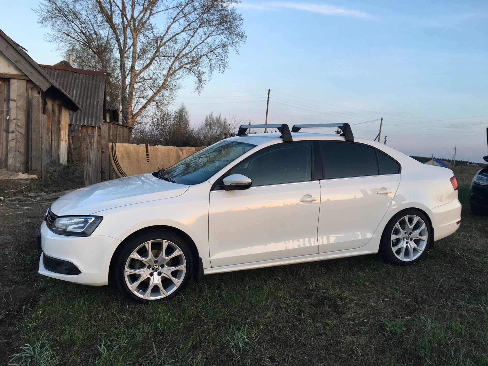 Volkswagen jetta авито. Рейлинги на крышу VW Jetta 6. Багажник на крышу VW Jetta 6. Volkswagen Jetta 6 багажник на крышу. Багажник на крышу VW getta 6.