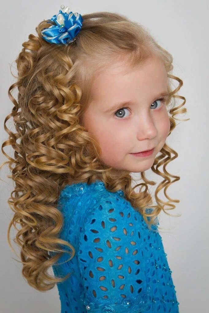 Прическа с локонами на средние волосы для девочек. Прическа для девочки с локонами. Прическа с кудрями для девочки. Прическа для девочки с локонами. Прическа с кудрями для девочки.