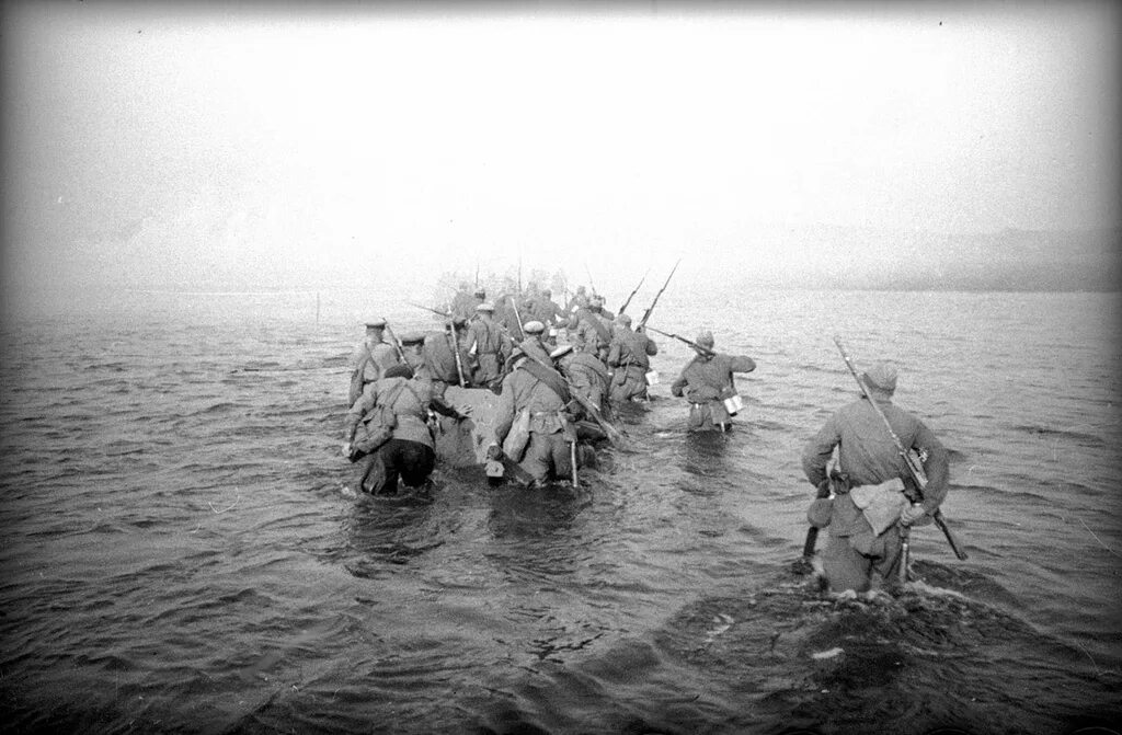 Форсирование западной двины 1944. 122-я пехотная дивизия. Форсирование реки одер. Форсирование реки висла 1945. Немцы форсировали реку плюсса.