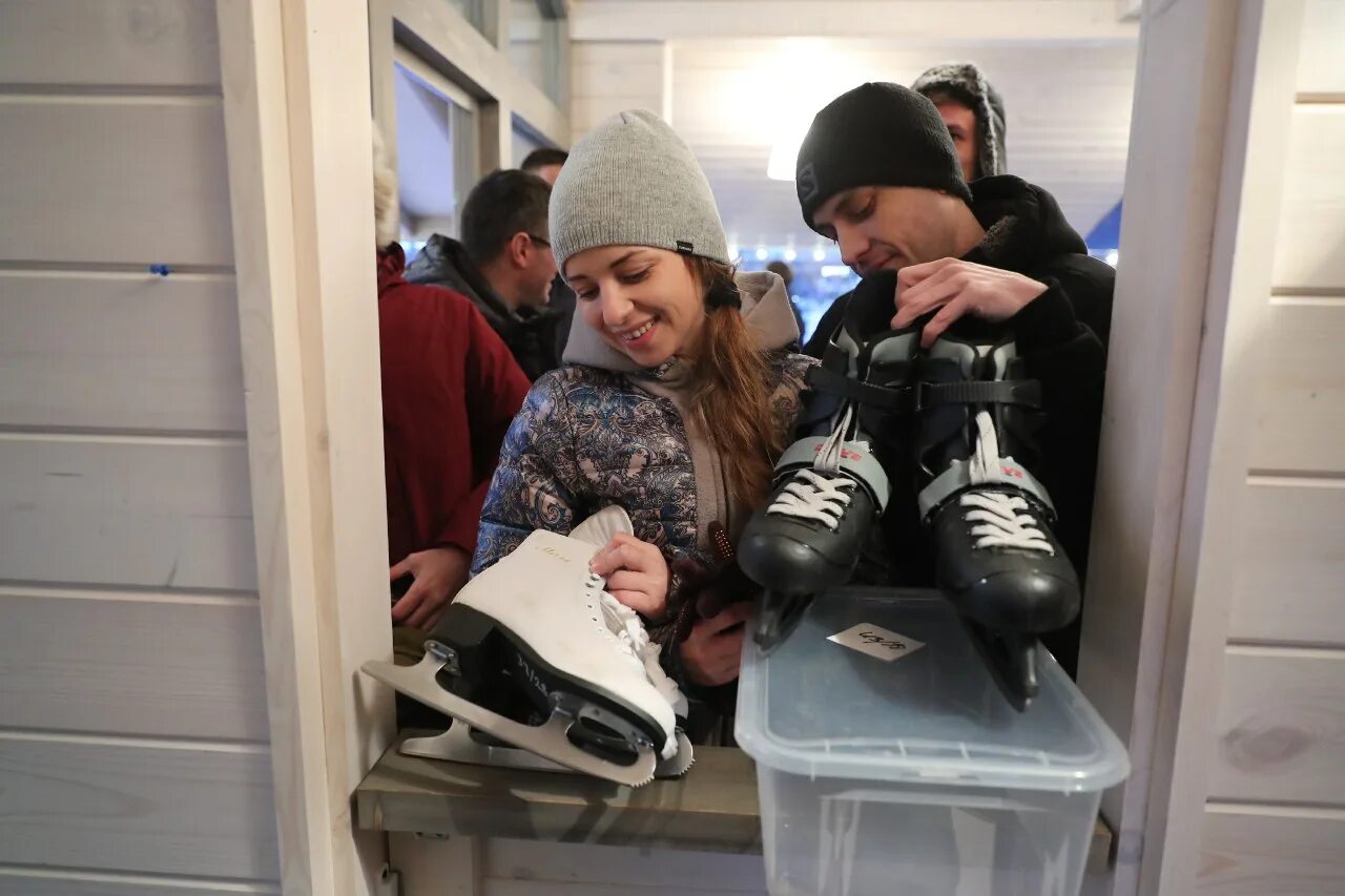 Каток в Центральном парке Одинцово. Прокатные коньки. Баранка Одинцово каток. Каток в Одинцово открытый с прокатом коньков.