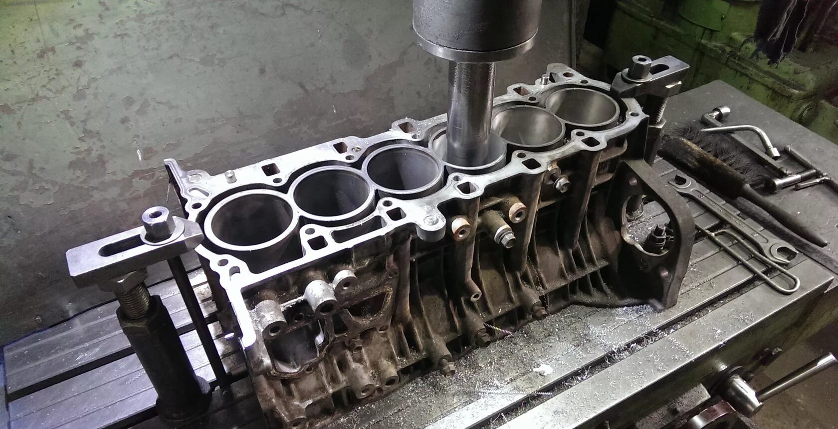 Ремонтный размер шлифовки блока цилиндров. Расточки автомобилей. Хонингование блока цилиндров ваз. Гильзы ваз 2110. Гильзовка змз 406.