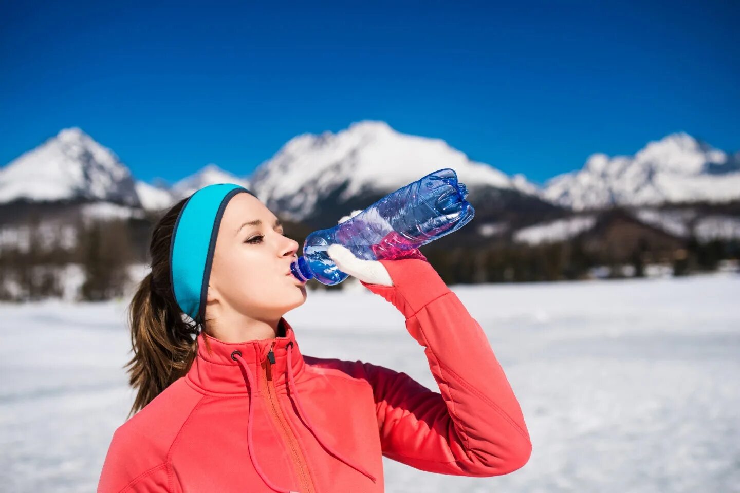 Lets cold. Пить зимой. Пить воду. Человек пьет воду зимой. Пить воду горы.