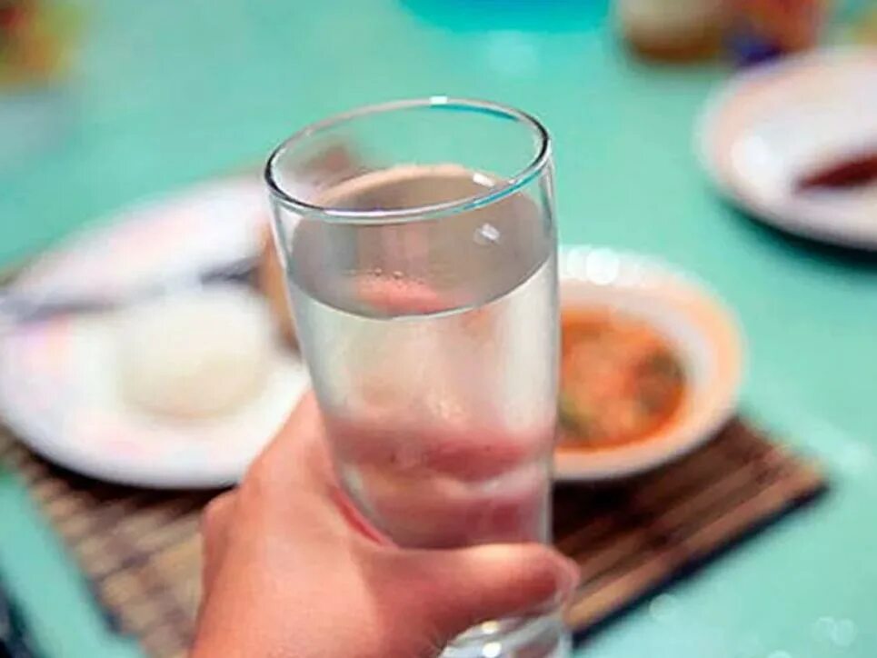 Нельзя пить воду после еды. Стакан воды. Стакан воды и еда. Стакан воды перед едой. Вода перед едой.