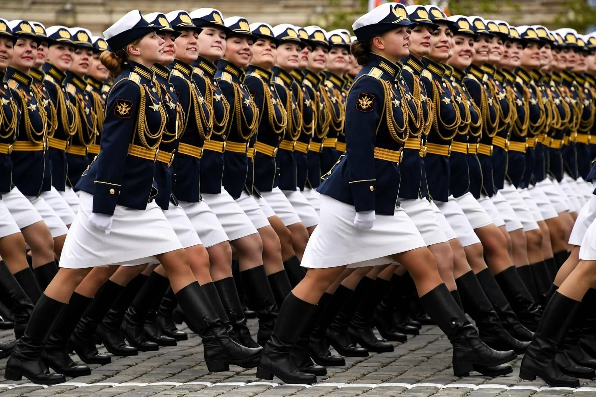 Женские военные песни современные. Женский военный парад. Военная форма. Женщины на параде. Женская парадная Военная форма.