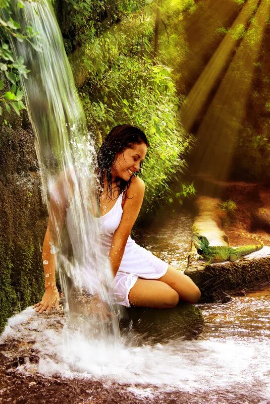 Родника девушка. Девушка возле водопада. Фотосессия у водопада. Девушка у ручья. Девушка под водопадом.