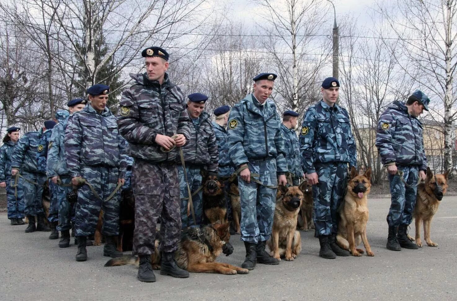 Уголовно исполнительная служба россии. УИС ФСИН охрана. Сотрудник УИС. Сотрудники УФСИН России. Сотрудник ФСИН.