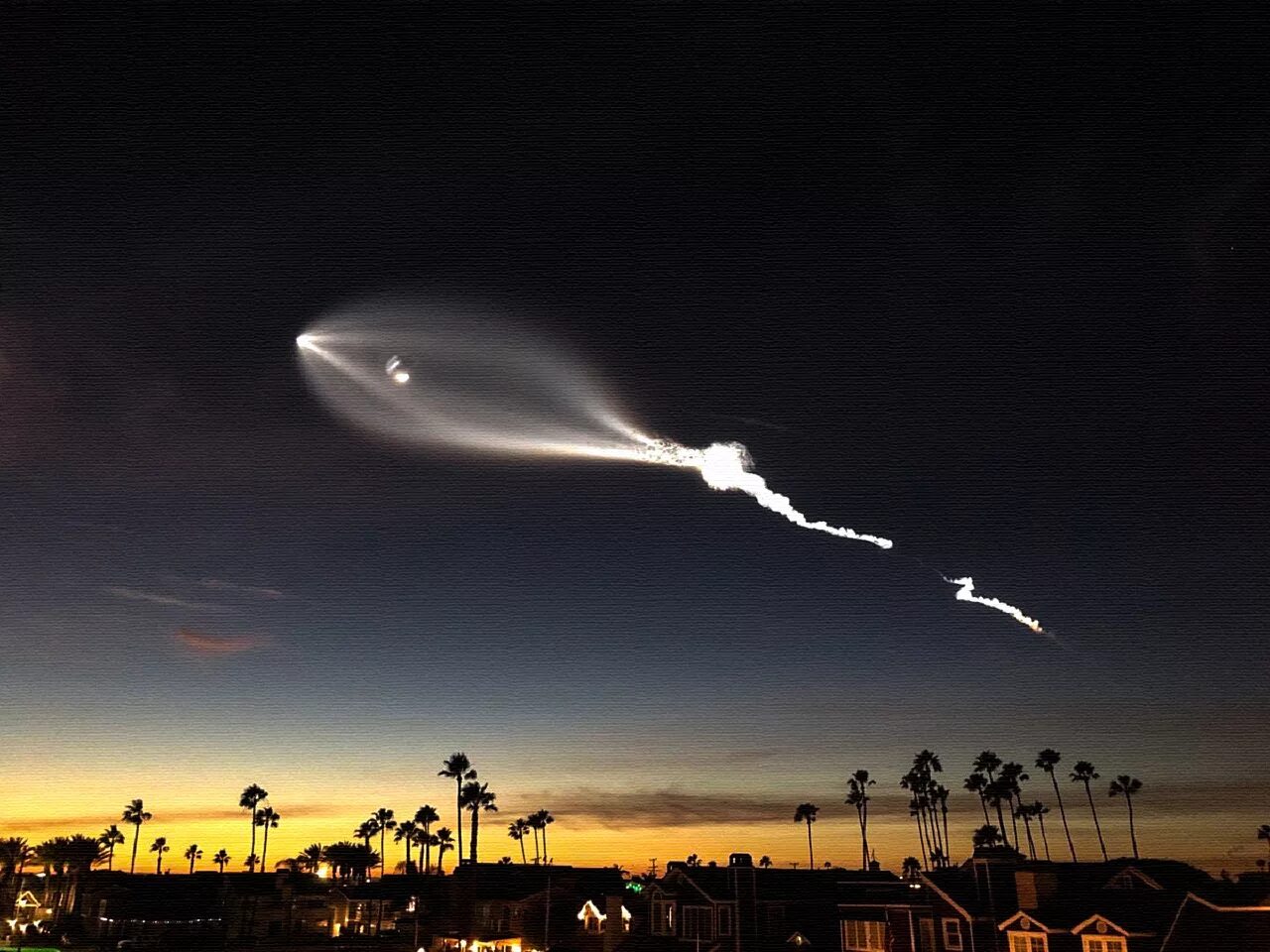 инверсионный след от ракеты. полёт ракеты. инверсионный след от ракеты. ракета летит. ракета в небе ночью.