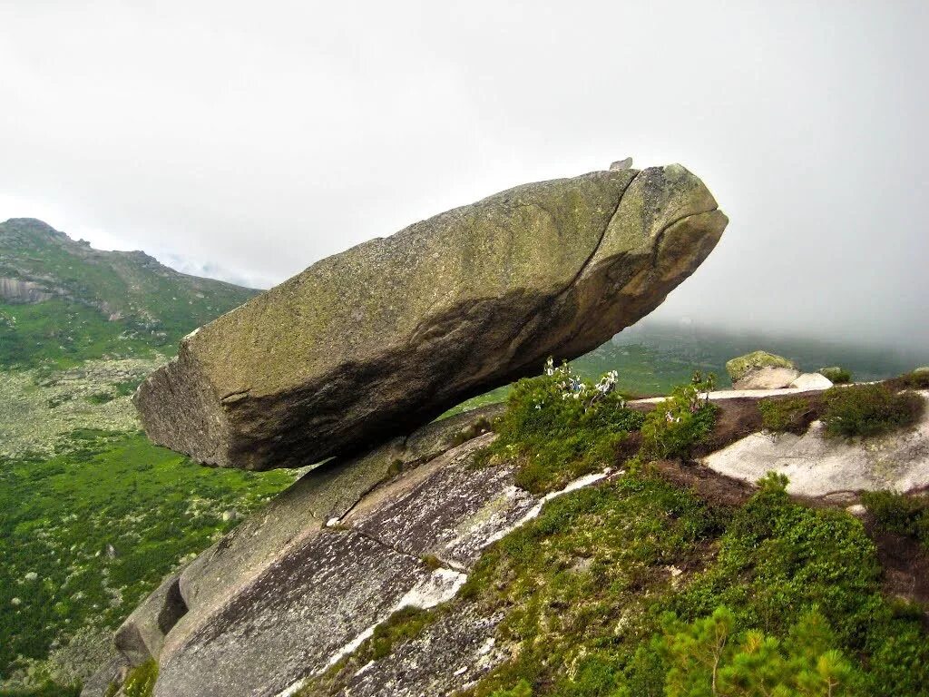 Stone photo. Висячий камень Ергаки. Висячий камень в Хакасии в Ергаки. Ергаки природный парк камень. Заповедник Ергаки камень.