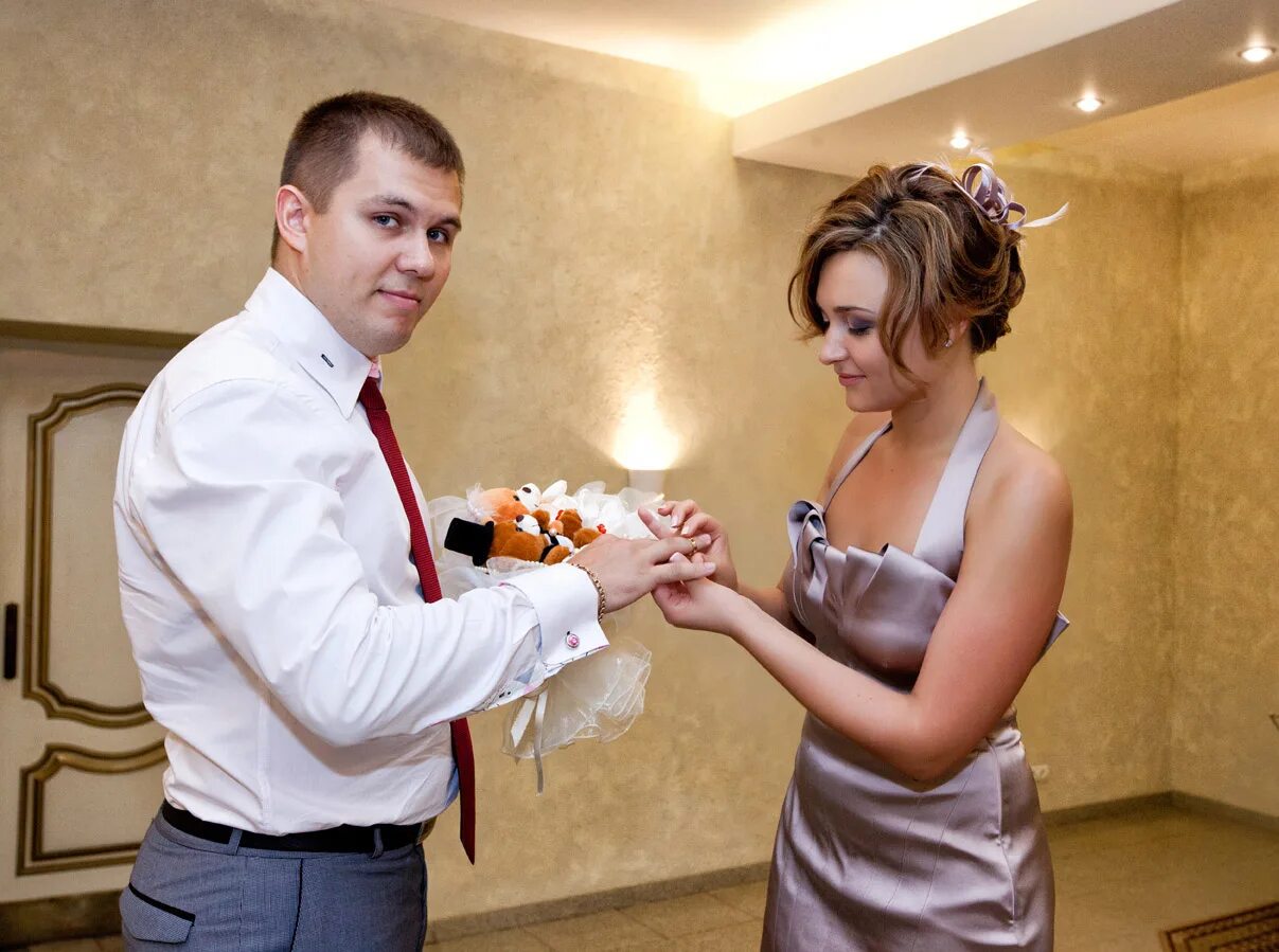 Как быстро расписывают в загсе. Молодожены в загсе. Как быстро расписывают в загсе. Регистрация не торжественная. Невеста в загсе.