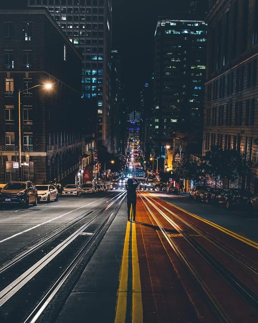 Street walk. Walk to street игра. Прогулки по городу. Смотрит на улице в стену. Ходьба по улице картинки.