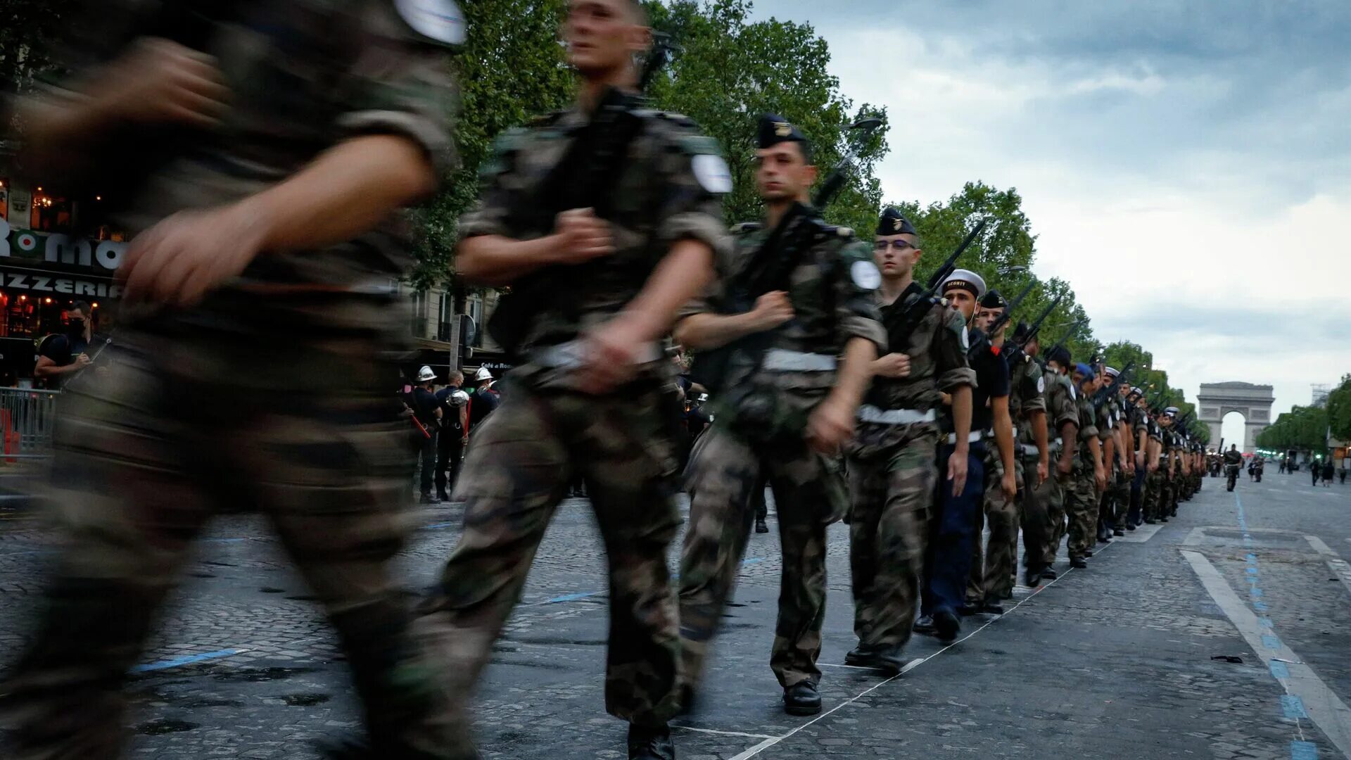 Солдаты франции. Дворец навального во франции. Франция политика. Франция отправляет. Франция отправляет.