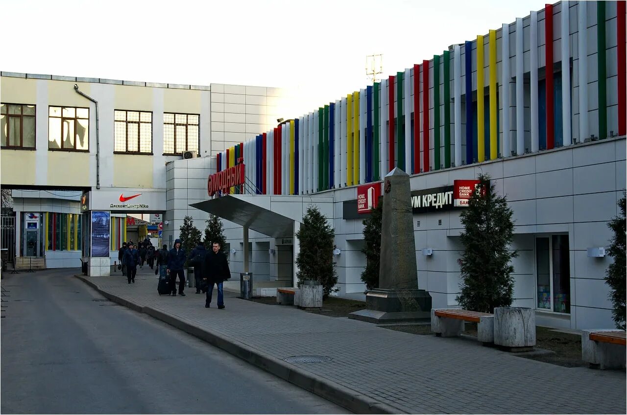 Савеловский рынок метро. Торговый центр Савёловский в Москве. Савеловский дисконт центр. ТЦ Савеловский модный. ТЦ метро Савеловская.