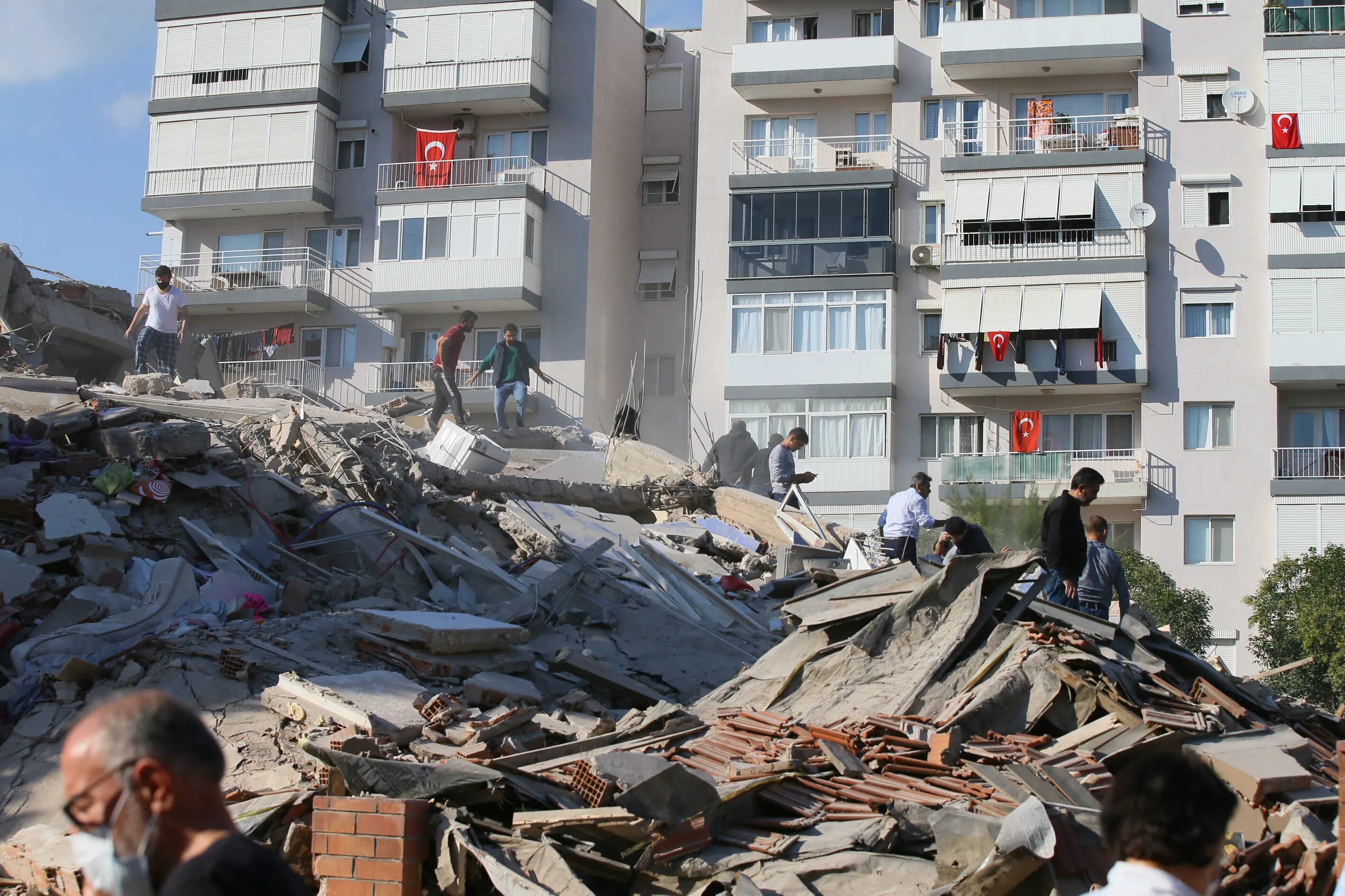 Город где землетрясение. Измир Турция землетрясение 2020. Землетрясение в Турции 30.10.2020. 30 Октября 2020 года Измир землетрясение. Измир землетрясение 1999.