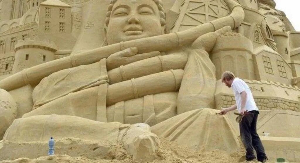 Drive a car make a sandcastle. Песочный замок. Большие постройки из песка. Самый большой песочный замок. Самый большой замок из песка в мире.