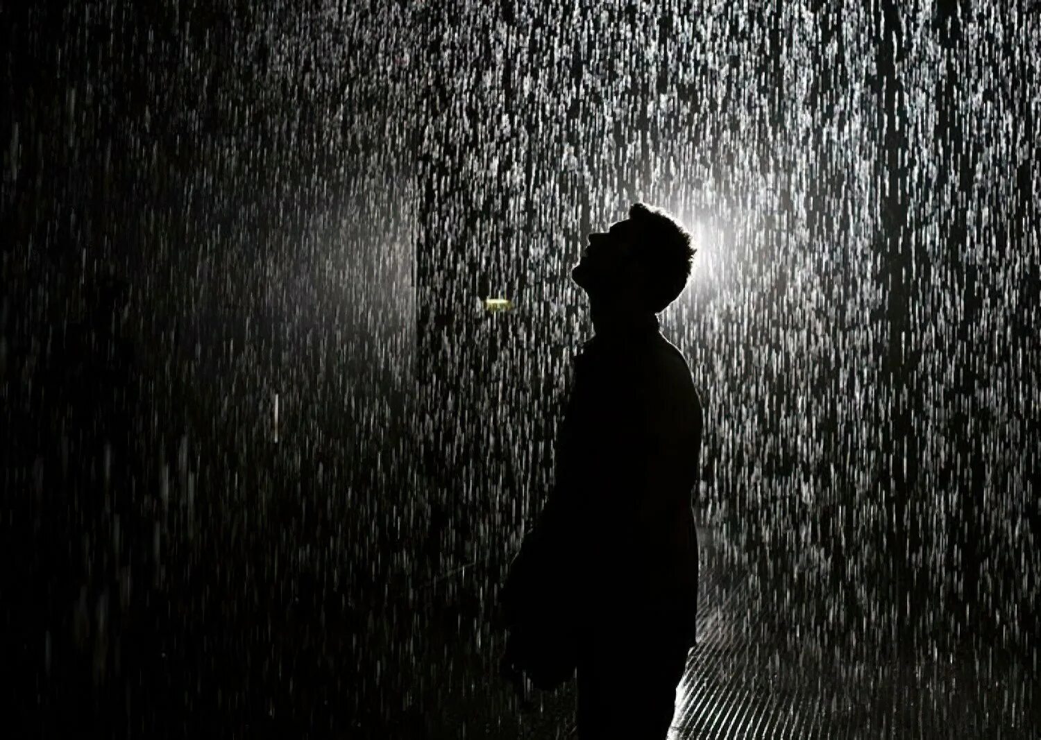 Грустит дождю. Человек под дождем. Мужчина под дождем. Человек дождя. Дождь одиночество.