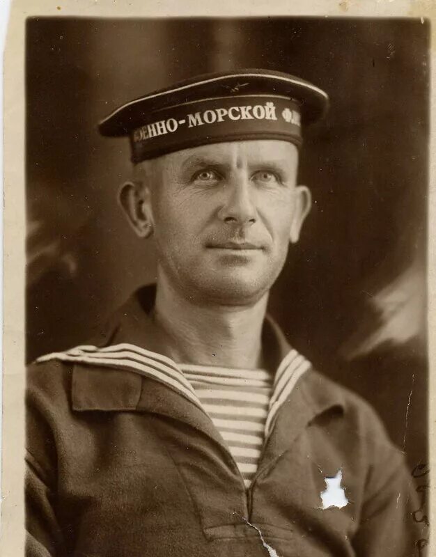 Г моряк. Матросы в тельняшках на корабле. Виталий кандул севастополь моряк. Парадная форма вмф подводников. Морской флот.