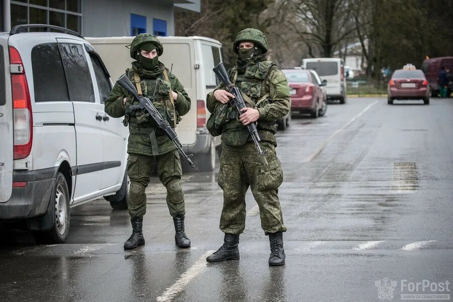 Вежливый екатеринбург. Вежливые люди в аэропорту Симферополя. Вежливые люди Бельбек. Вежливые люди в Крыму 2014.