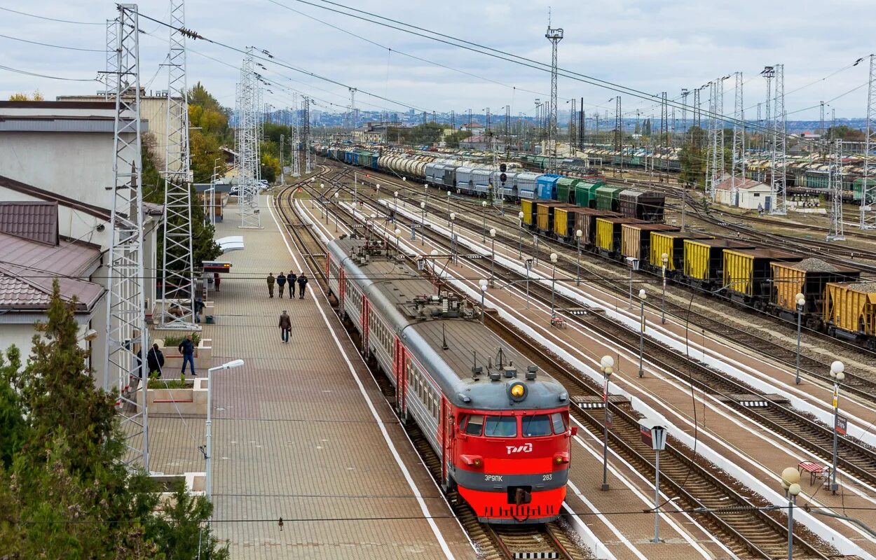 Ржд батайск телефон. Станция Батайск железная дорога. Станция Батайск СКЖД. Батайск сортировочная станция. Поезд ЖД вокзал Батайска.