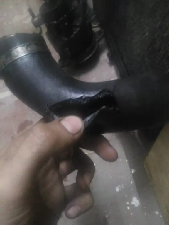 Течь нижнего патрубка радиатора ваз 2114. Патрубок антифриза ваз 2109. Срывает патрубок. Патрубки системы охлаждения газель бизнес камминз 2. Лопнул патрубок интеркулера x166.