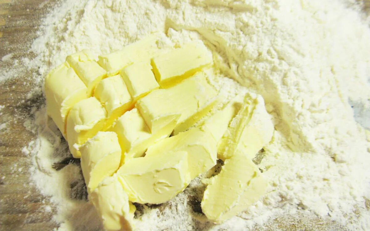 песочные пирожки. пирог с вишней на песочном тесте. песочный пирог со смородиной. песочный пирог рецепт на сливочном масле. песочное тесто для пирога с вареньем.