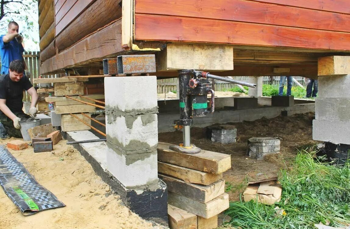 Поддомкратить деревянный дом. Домкрат для поднятия деревянного дома. Поднять дом на домкратах. Как поднять дом. Домкрат для поднятия деревянного дома.