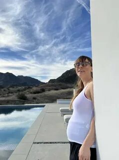 Kaley cuoco pregnant photos