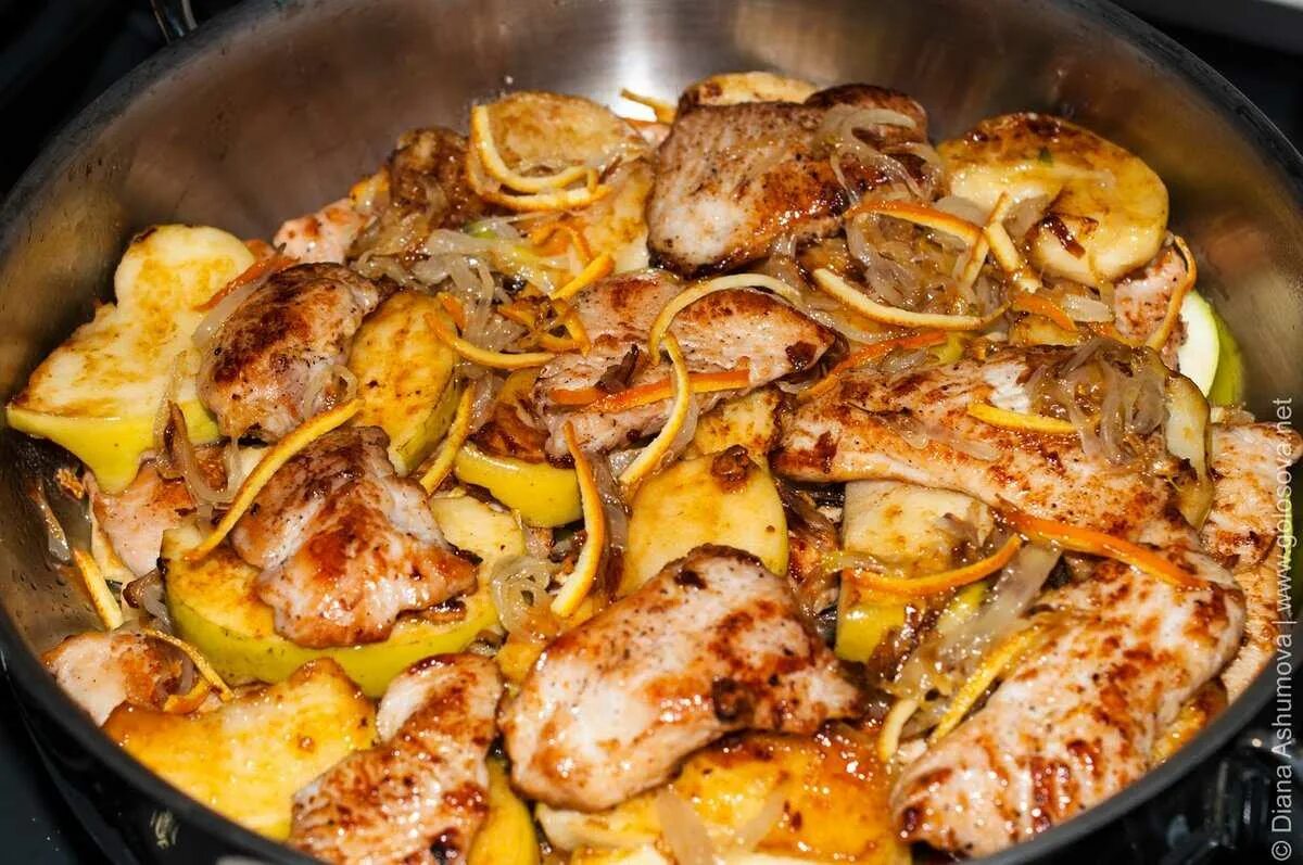 Приготовить индейку быстро и вкусно на сковороде. Индейка с кабачками в духовке. индейка на сковороде. вкусная индейка на сковороде. филе индейки на сковороде.