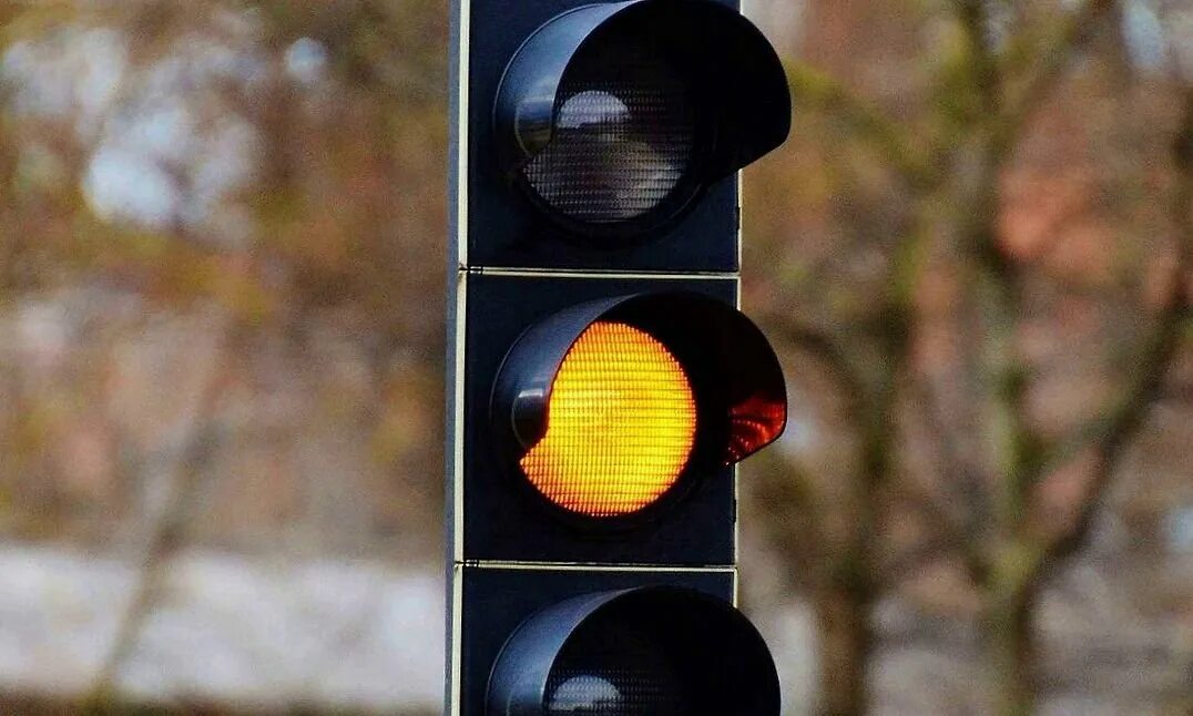 Начало движения на красный сигнал светофора. Желтый светофор. Желтый цвет светофора. Красный цвет светофора. Светофор для машин.