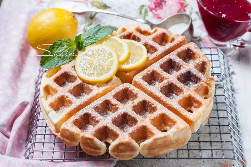 Песочные вафли. Вафли на сковороде. Вафли сметанные для электровафельницы. Рассыпчатые вафли в электровафельнице. Печенье в вафельнице.