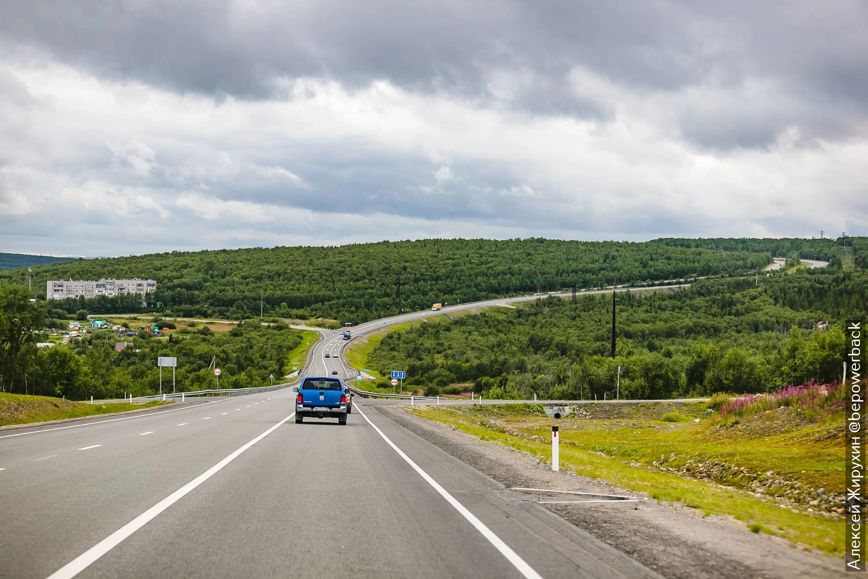 трасса р21 кола. трасса р 21 мурманск. шоссе главная дорога. гл дорога. миловое забор по середине дороги.