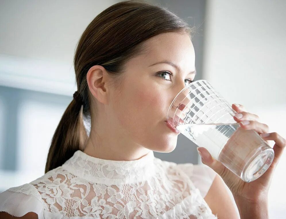 Девушка пьет воду. Девушка пьет из стакана. Девушка пьет воду из стакана. Пить соду. Пить пить пить воды попить