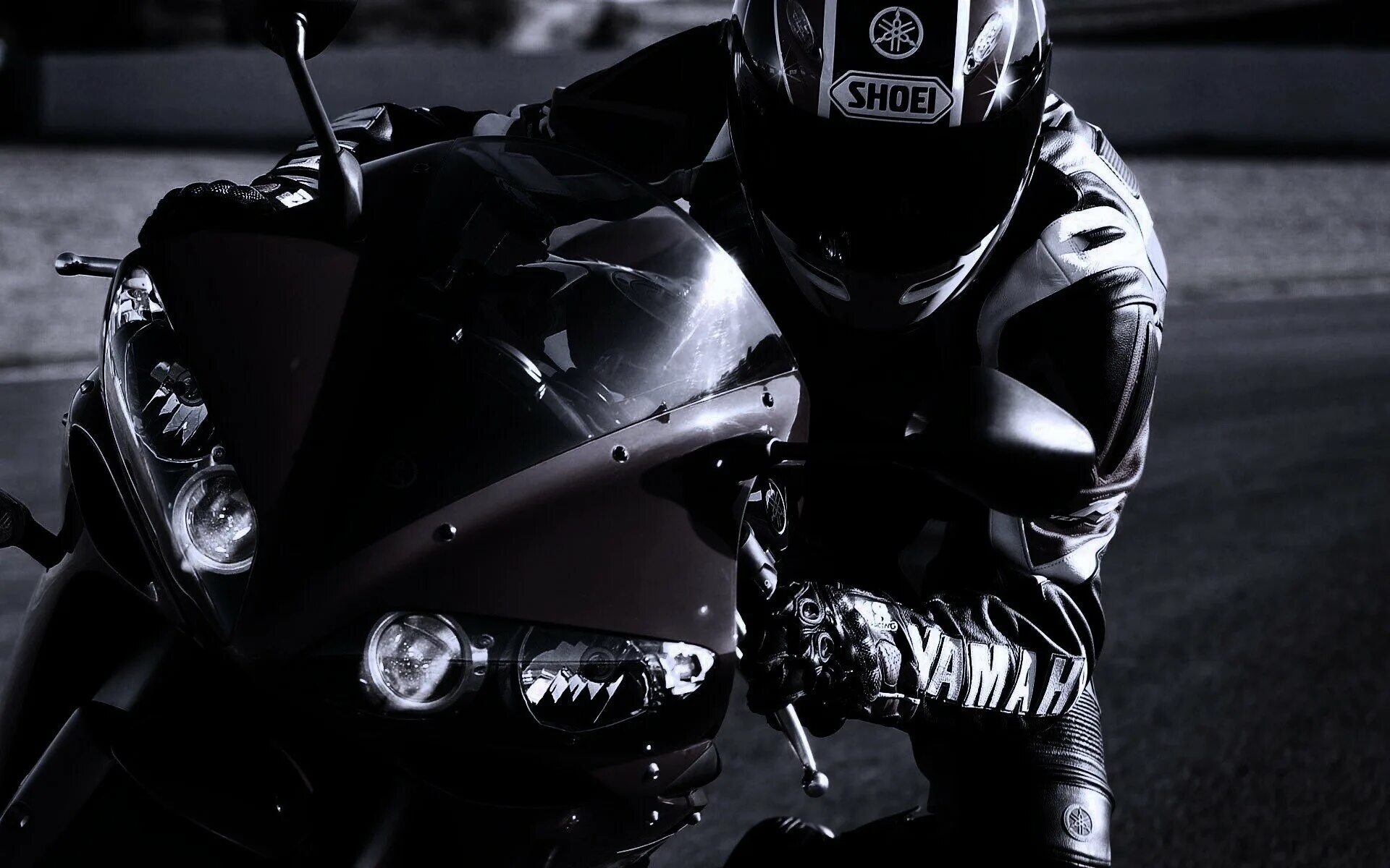 Фото на заставку пацанам. Yamaha r6 черный с мотогонщиком. Ямаха р1 черная. Мотоциклист. Мотоциклист в черном.