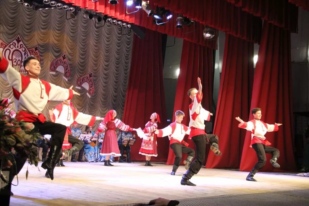 Концерт народной музыки. Дк юбилейный александров узорчата. В юбилейном ансамбль. Дк химик народный ансамбль “узоры”. Ансамбль надежды бабкиной.