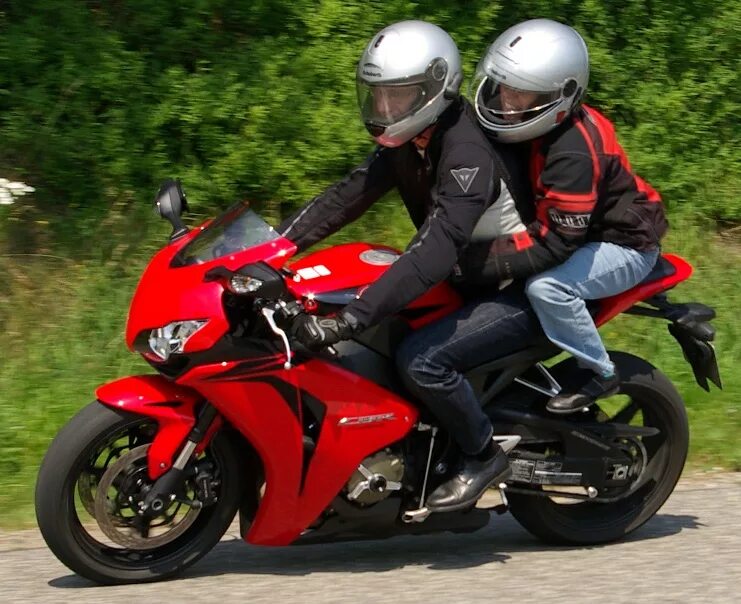 Спортивный мотоцикл. Двое на мотоцикле. Пассажир на мотоцикле. Спортивный мотоцикл с пассажиром. Про мотоциклы можно