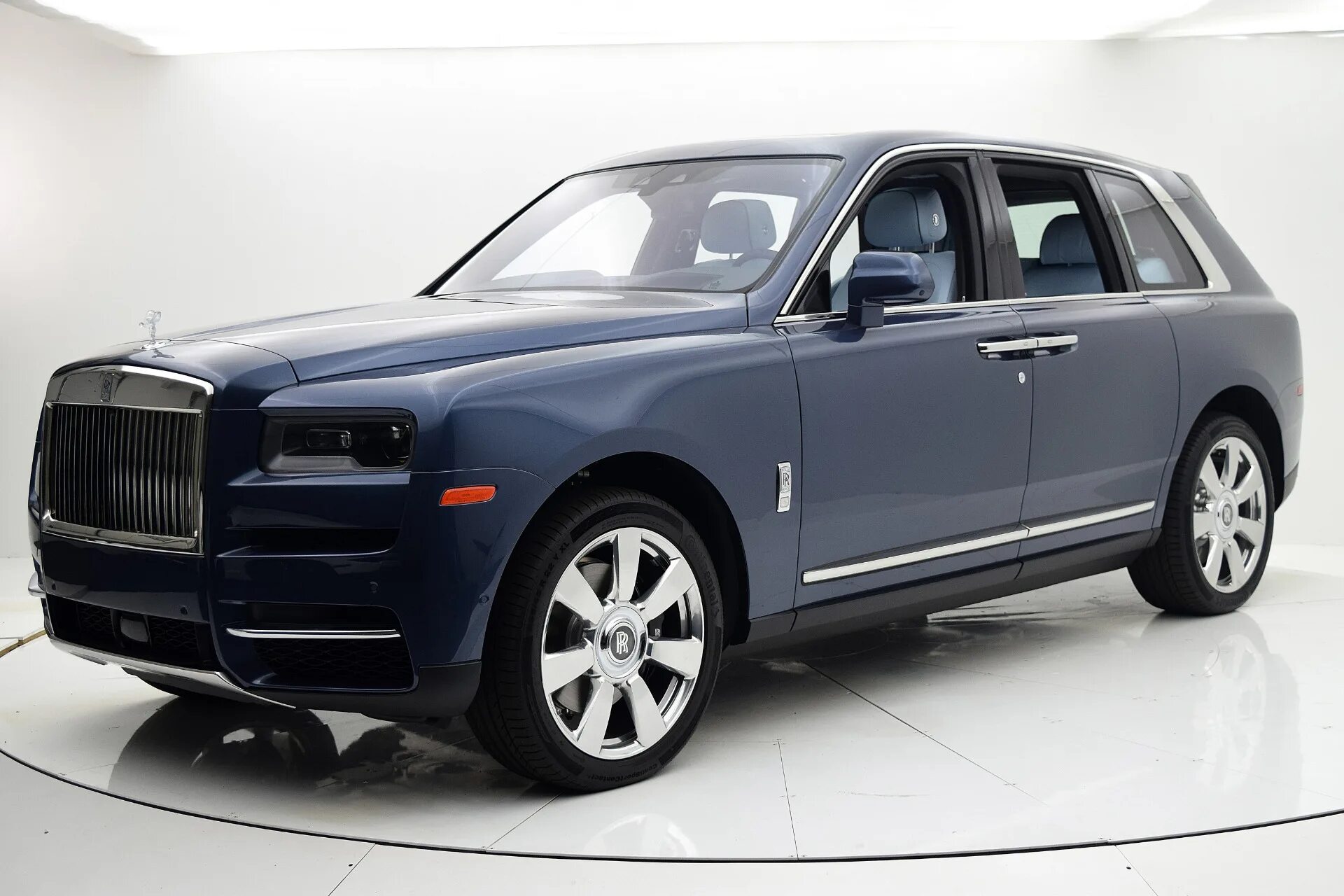 Rolls cullinan цена. Rolls-Royce Куллинан. Джип Rolls Royce Cullinan. Rolls Royce кроссовер. Rolls Royce Cullinan новый.