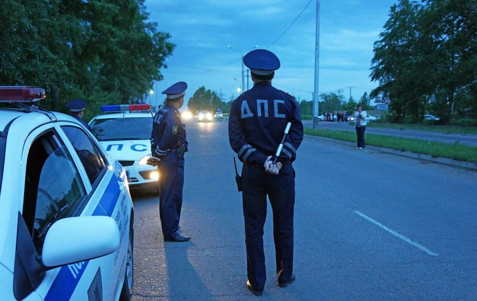 Права дпс. Инспектор гибдд останавливает машину. Полицейский штрафует. Инспектор гибдд. Сотрудник гаи.