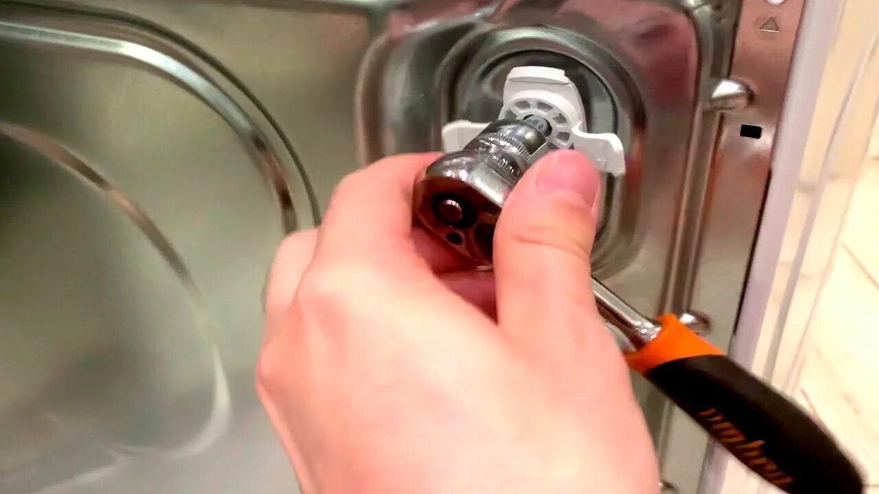 Electrolux ew8t3372 транспортировочные болты. Транспортировочные болты на стиральной машине haier. Какие транспортировочные болты на стиральной машине. Транспортировочные болты для стиральной машины занусси 50924. Транспортировочные болты на стиральной машине hotpoint ariston.