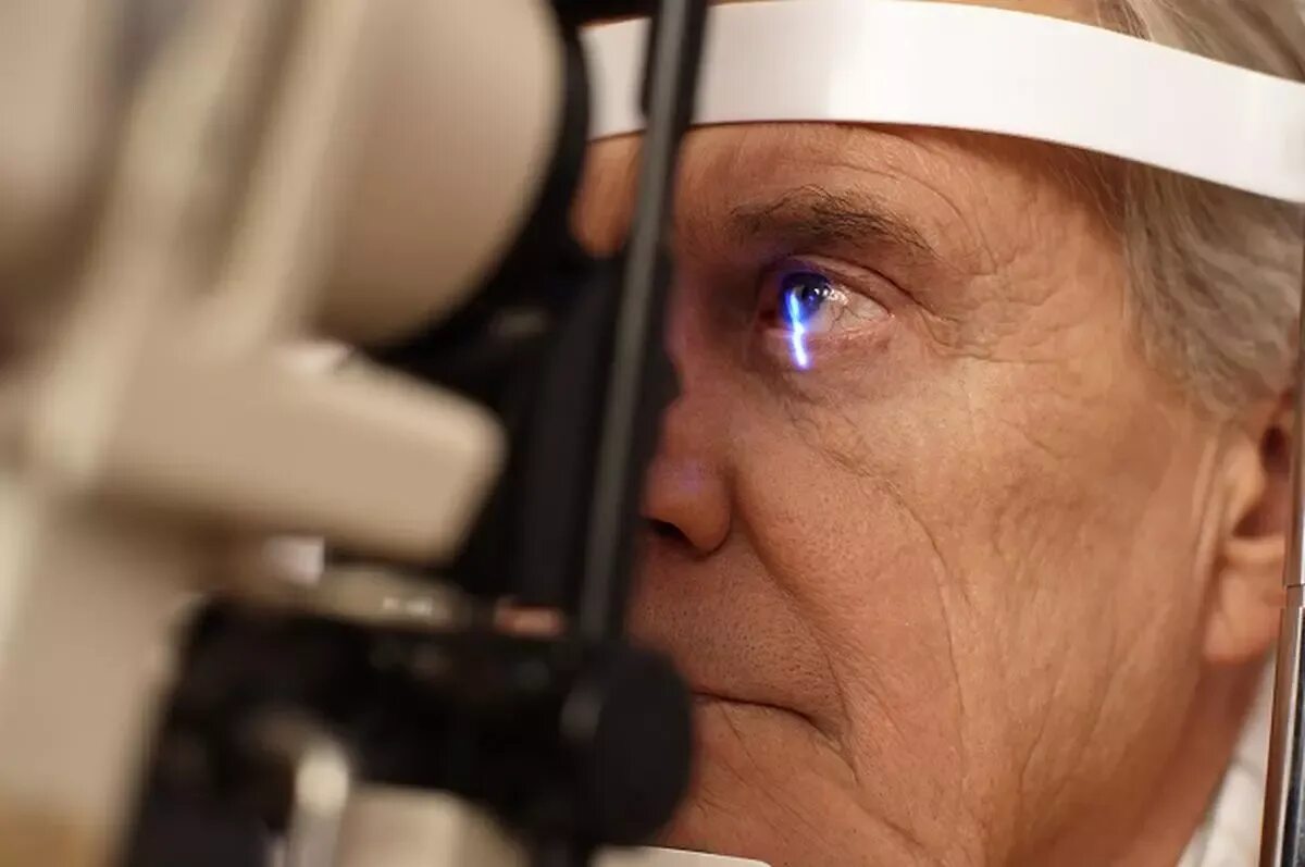 Как восстанавливается зрение после лазерной. Лазерная коррекция зрения. Возрастные изменения зрения. Ухудшение зрения у пожилых. Возрастная коррекция зрения.