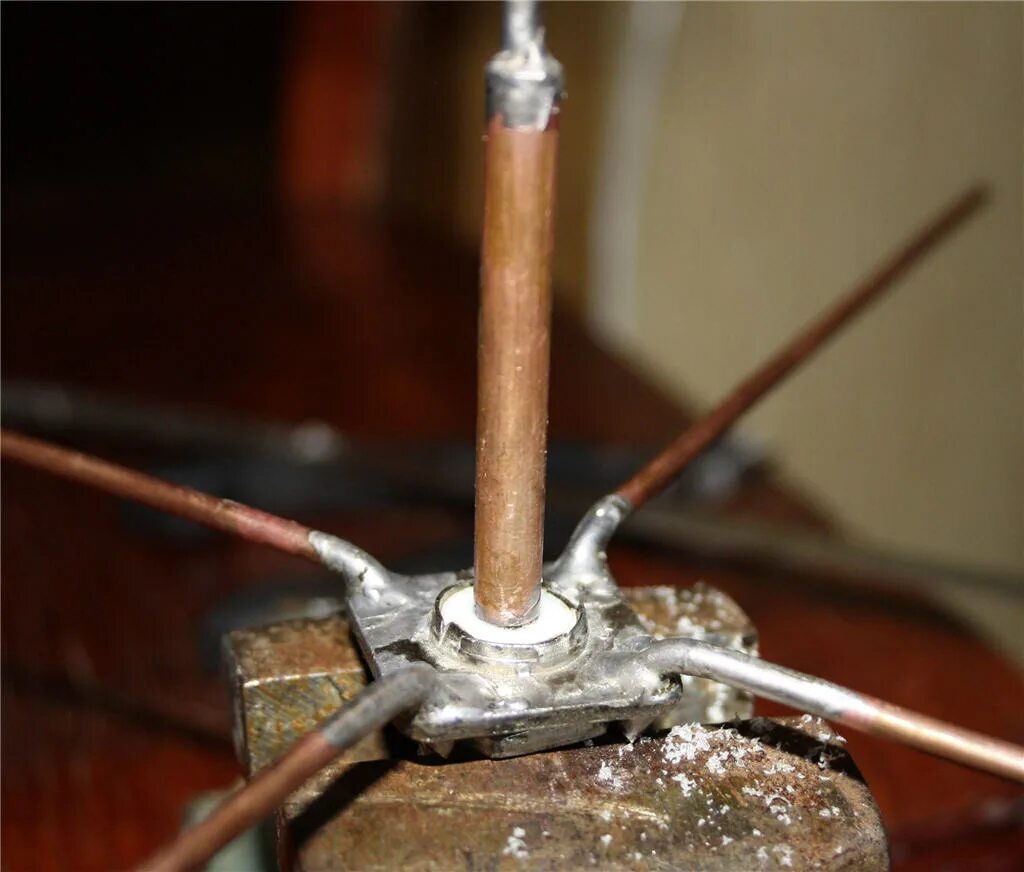 Телевизионная антенна аткг. Подсоединение кабеля к уличной антенне. Как из пассивной антенны сделать активную. Антенна самоделка на т 2. Цифровая антенна с усилителем dvb-t2.