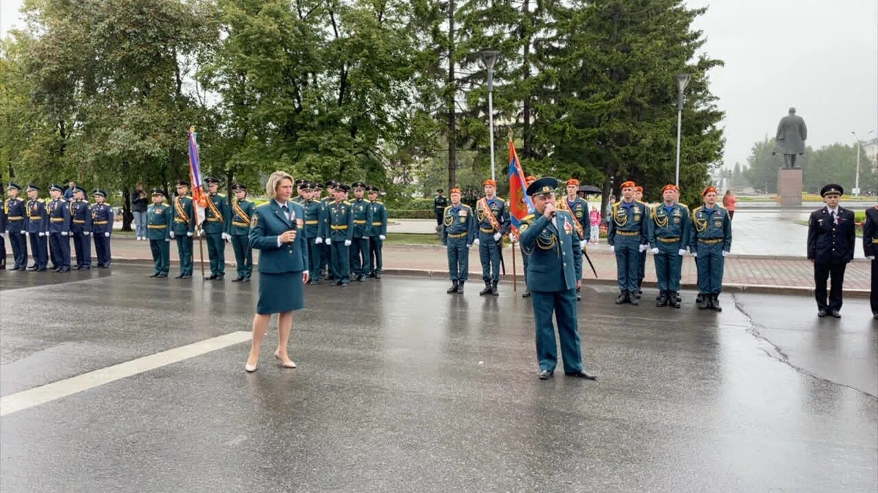 1 канал барнаул прямой. Знаменная группа. Знаменная группа с флагом РФ. Маршировка знаменной группы. Юнармия маршировка с флагом России-.