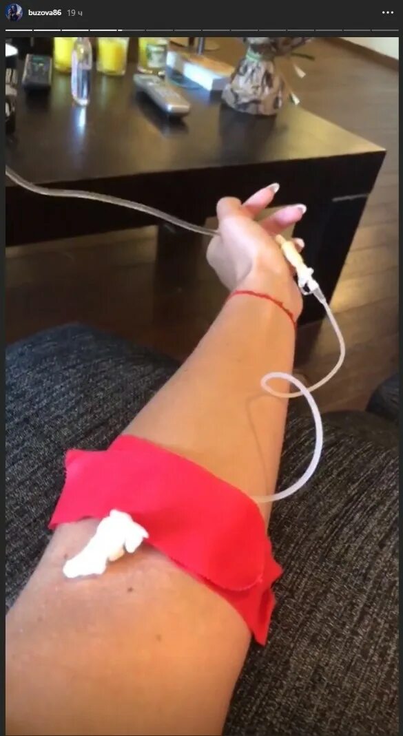 Девушка в больнице с капельницей. Домашняя капельница фото. Домашняя капельница фото. Рука девушки с капельницей. Домашняя капельница фото.